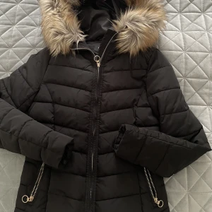 Svart jacka  - Jacka från ONLY. I bra skick. Säljer den för att den blivit för liten. FRAKT GRATIS !❤️( jackan för kvinnor) 