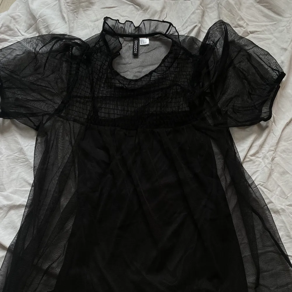 Jättesöt coquette mini klänning fem h&m. Den har en bodycon dress under och sen en mesh klänning över med krage, ballong ärmar och ruffles i botten. Klänningar.