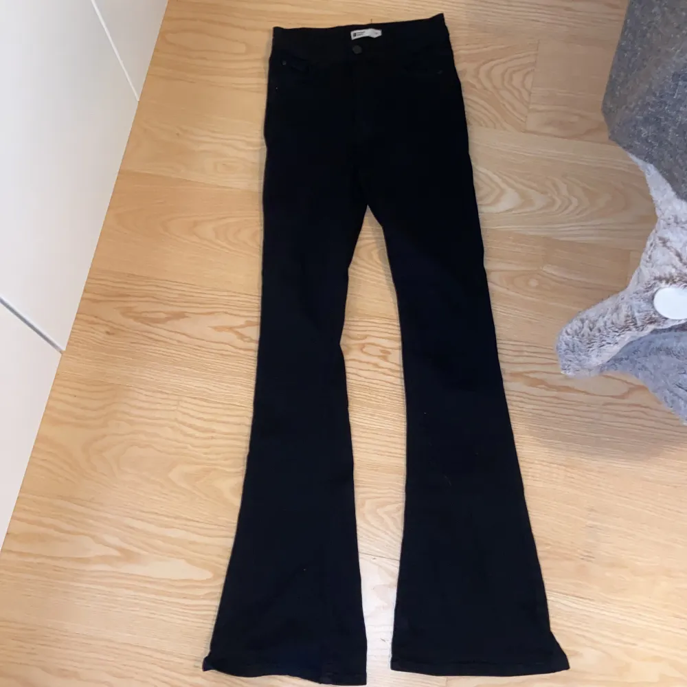 Svarta bootcut jeans från Gina tricot. Nästan aldrig använda . Jeans & Byxor.