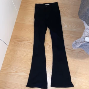 Bootcut jeans  - Svarta bootcut jeans från Gina tricot. Nästan aldrig använda 