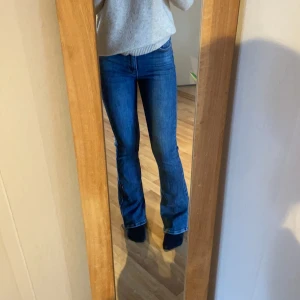 Lågmidjade bootcutjeans  - Fina lågmidjade bootcutjeans som endast är använda några gånger💕💕💕Identiska med de från Zara💕💕