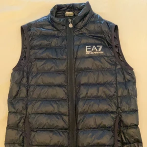 Emporio Armani Väst - Köpt på Boozt.com för 1600 för ca 2 år sen, 8,5/10, litet märke på ryggen, knappt synligt.
