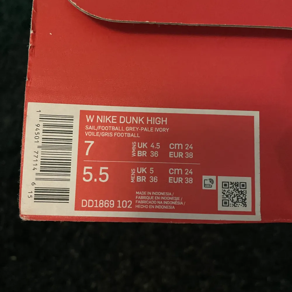 Nike Dunk High Football Grey Box ingår  Skick: 8/10. Skor.