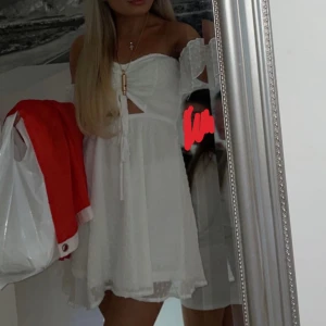 Studentklänning  - Säljer min fina studentklänning som jag endast använt i några timmar, den är i storlek S men fungerar även på xs då jag alltid bär xs. Köpt i Spanien.