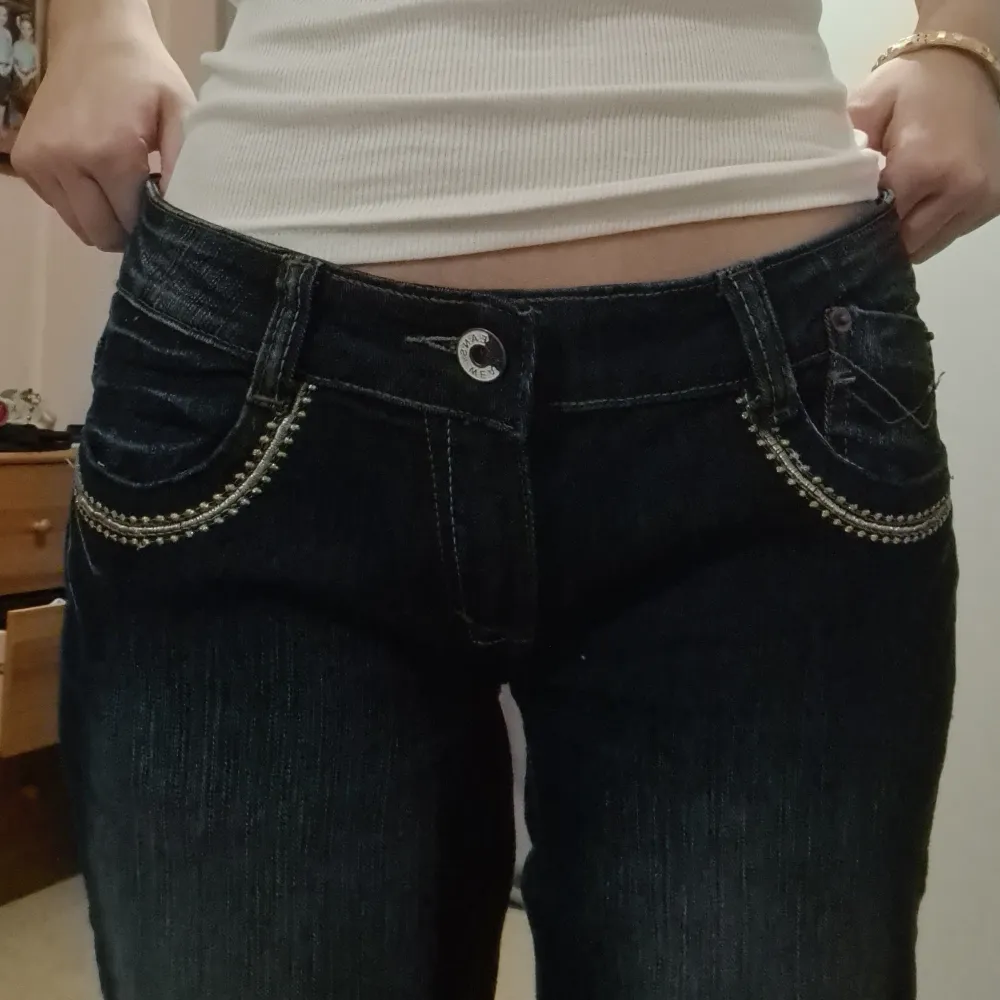 Lågmidjade jeans med super snygga fickor. Har sytt om de så de passar bättre i midjan.. Jeans & Byxor.