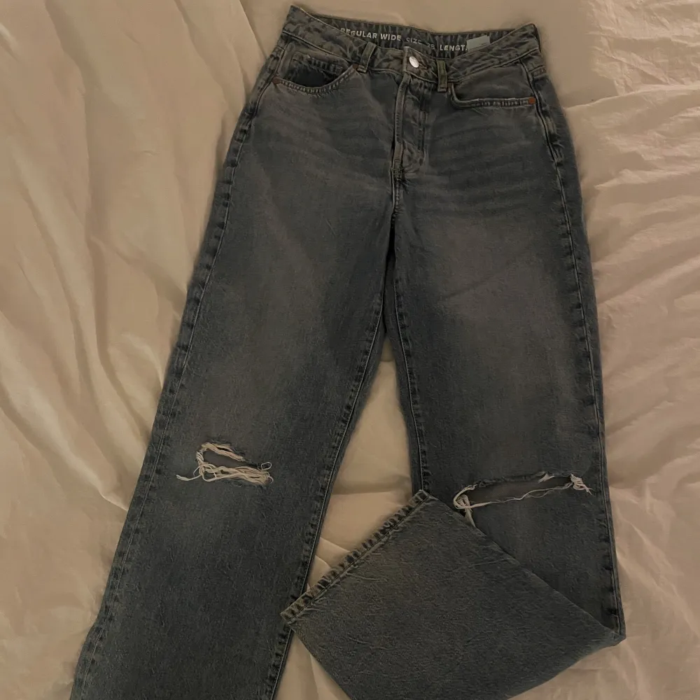 Ett par jätte fina jeans med hål i från bikbok, är parfekt i längden är mej som är 175 (har väldigt långa ben) använda Max 4 gånger pågrund av att de blivit för små i midjan för mig💓. Jeans & Byxor.