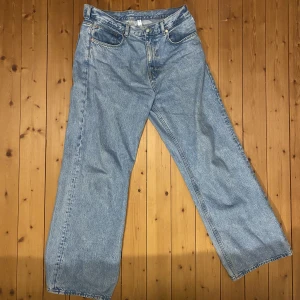Beyond relaxed weekday - Säljer dessa jeans eftersom att jag rensar garderoben och förberer för sommar!  Mindre slitningar längst ner på byxorna. Hör av dig om du undrar något!