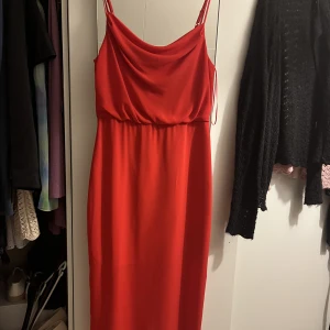 Röd långklänning - Perfekt till bröllop, dop, fest, lärarmiddag eller avslutning, använd en gång. Dragkedja i sidan. Köpt för 800