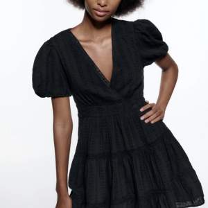 Säljer en klänning från Zara som inte finns kvar i sortimentet! 💕 Köptes i juni förra året ☀️ Det är i storlek medium och upplevs som sann i storlek 🌟 Jag köpte den för 399 kr 🙌🏻
