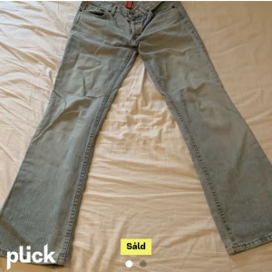 Lågmidjade flared jeans - Säljer på dessa snygga ljusblåa jeans från divided, köpta här på Plick! Storlek S, lågmidjade och står att de är flared! Lite slitna vid fötterna annars inga defekter. Skriv privat för fler bilder eller frågor💞