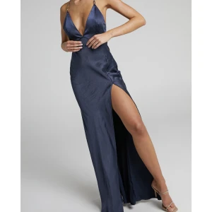 Balklämning/ maxiklänning  - Mörkblå långklänning perfekt till bal eller liknande, hög slits och guldiga kedjor i ryggen, endast testad  Skriv om du vill ha fler bilder!