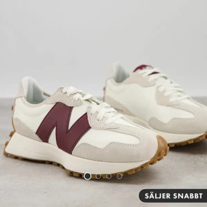 New balence 327 - Helt nya oanvända new balence 327 i off white / burgundy . Helt orörda i nyskick endast glömda att retunera. Ord pris 1 569 kr