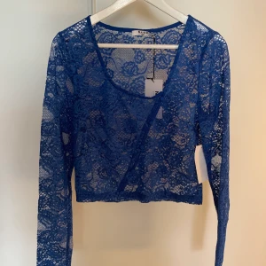 Spetstop NA-KD - Supersnygg spetstop från Na-Kd. Helt oanvänd med lapparna kvar. 