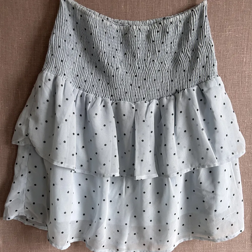 Super fin prickig kjol ifrån Pieces! Köpte den för 250kr och säljer den nu för 120 plus frakt 🚚 knappt använd heller :) . Kjolar.