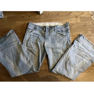 low waist jeans - snygga lågmidjade jeans med coola bakfickor från sixty days. första och andra bilden lånad. på sista bilden kan ni se små fläckar men syns inte jättebra när man har på sig jeansen, kan ev gå bort i tvätten. midjemått; 83 innerbenslängd 79. dm vid frågor 🤍