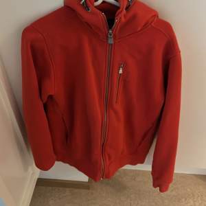 Hej jag säljer nu min röda sail racing hoodie i storlek S, tröjan är i toppskick, det finns inga skador och har nästan aldrig använt den. Skriv privat om ni vill ha fler bilder.  Nypris: 1499