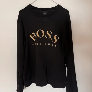 Hugo Boss sweatshirt - Snygg Hugo Boss sweat shirt. Bra skick, välanvänd så några små skador på tyget. Absolut inget man tänker på. Nypris ca 1400 kr. Sitter som en L i storlek