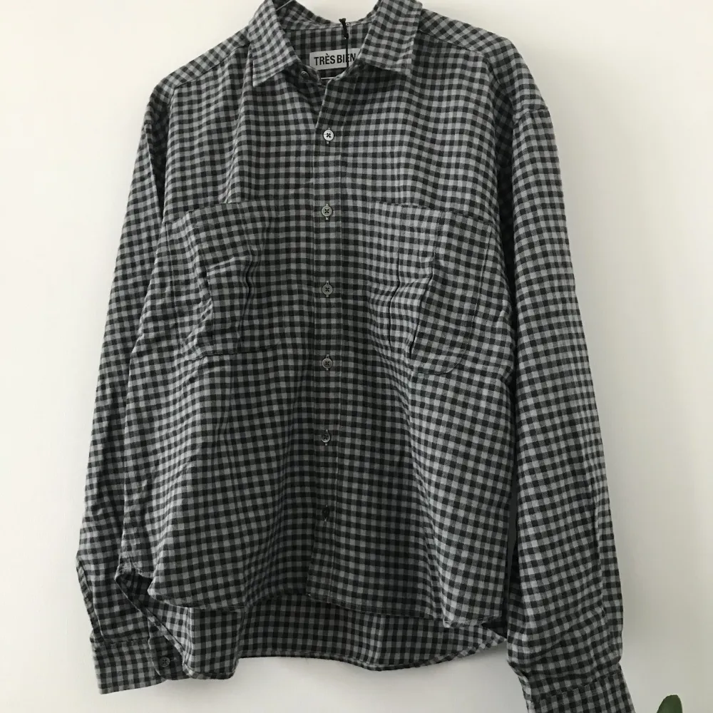 Säljer en rutig flanellskjorta från Malmö-märket Très Bien i storlek 50/L men sitter något mindre. Lite cropped i fiten. Oanvänd med tags på så den är i utmärkt skick. . Skjortor.