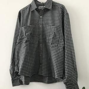 Säljer en rutig flanellskjorta från Malmö-märket Très Bien i storlek 50/L men sitter något mindre. Lite cropped i fiten. Oanvänd med tags på så den är i utmärkt skick. 