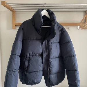 Pufferjacket  - Pufferjacket från bikbok i storlek xl, nästan aldrig använd och i fint skick. Pris 150 kr