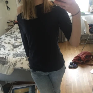 Mörkblå tröja - Snygg mörkblå tröja men halvlånga armar. Storleken är L men passar mig som har S💖💖
