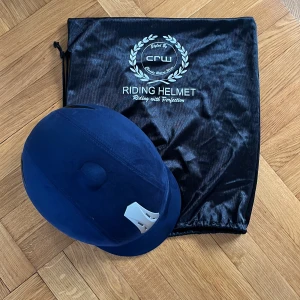 Rid hjälm - Fin mörkblå ridhjälm från märket crw. Den är endast en till två gånger och är i ett väldigt bra skick. Storlek är 55-58 eller m, men den är spännbar!💕