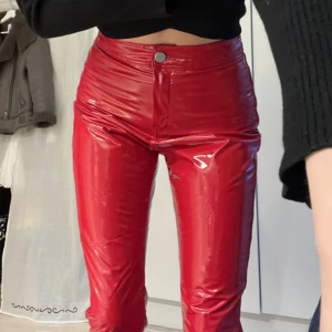Röda latex ish byxor - Köpta på asos, passar nån som är typ 165-172 cm och har s/m i storlek