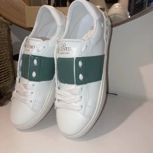 Byte valentinoskor - Hej, någon som vill byta/köpa valentino skor. Dessa är i storlek 38, byter till 39 eller 39,5.  Dessa är helt nya så byter mot nya! Har ej äkthetsbevis vet därmed ej om de är äkta, har dock med original box och påse! Köpta av en kille här på plick