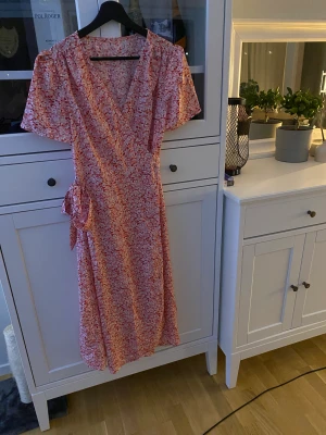 Damkläder  - Dam kläder i olika storlekar. 30 kr plagget.  Hör av er för mer information