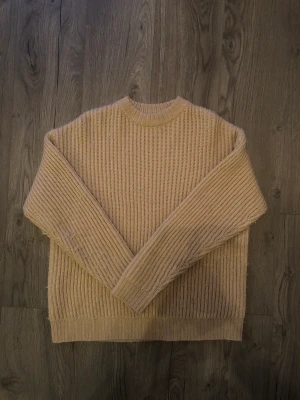 Stickad HOPE tröja - Stickad HOPE tröja. Bra skick men lite nopprig. Storlek 44 men sitter större, passar som en Medium.