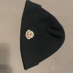Moncler mössa - Säljer nu min moncler mössa då den knappt används. Nypris 1800kr och den är i nyskick. Tyvärr finns ej kvitto eller tags då min pappa slängde det när vi flyttade! Men qr finns!