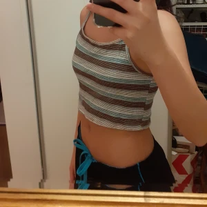 Randigt linne - Super gullig topp som är perfekt nu till sommaren :)💕 den är aldrig använd utan endast testad hemma. Det är tunnt material så luften kan passera enkelt förbi. Kontakta gärna vid frågor eller bilder.