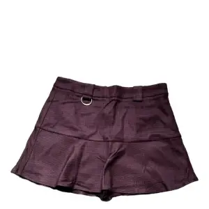 Oanvänd jättesöt kjolshorts från Pimkie. Storlek 38, skriva om ni önskar flera bilder och frågor 