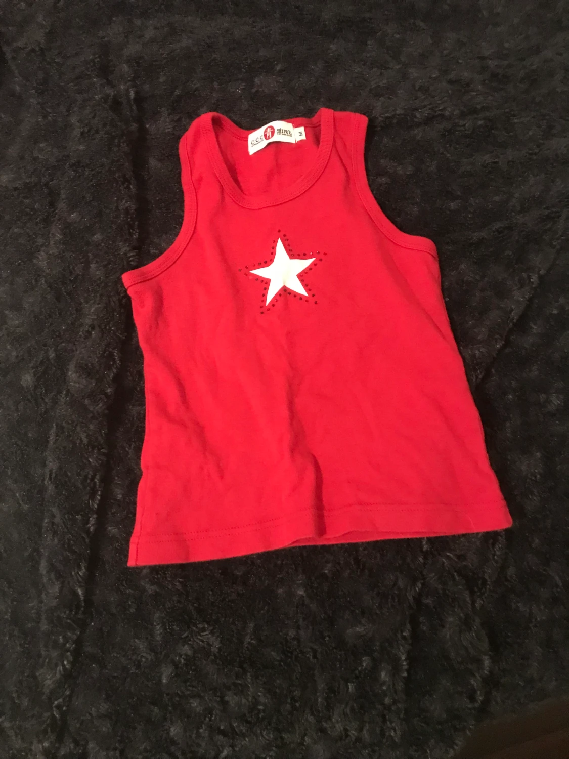 Rött linne med stjärna