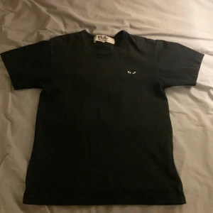 Cdg T-shirt - Säljer min cdg t-shirt för den inte kommer till användning. Köpt på nk. Bra skick😁