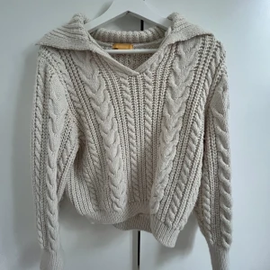 Stickad tröja  - Superfin stickad tröja från ginas young avdelning, passar mig som har xs. Bra skick, kom privat för frågor💕