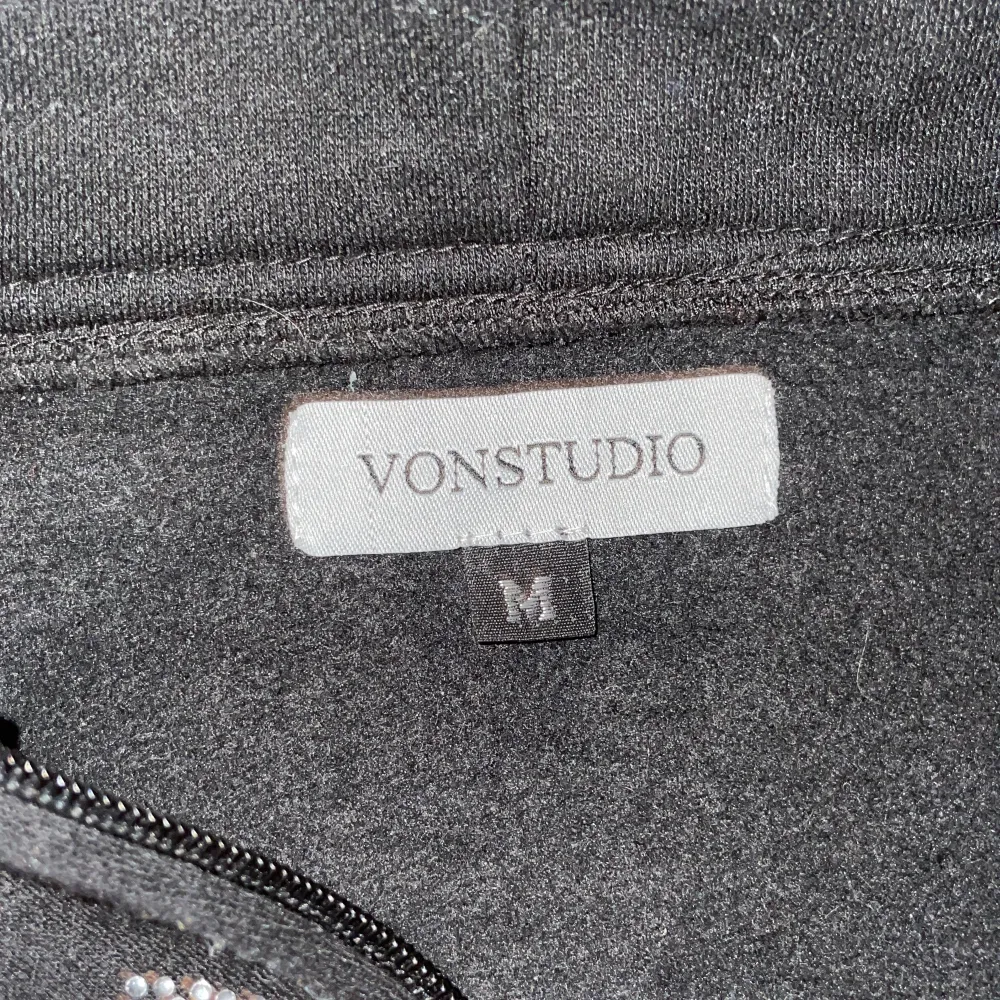 Von Studio hoodie, ej använd, köpte storlek M men var för liten så bytte till L. Nypris 700 men finns ej i lager.. Hoodies.