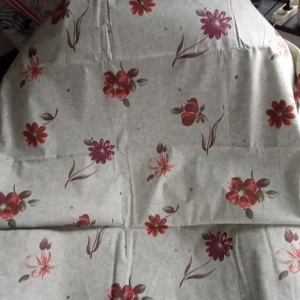 10 metersbunt gardintyg grön blommigt . - 10 metersbunt gardintyg grön blommigt .148 cm brett .Ligger i sin förpackning .hämtas i Skene alt skickas .