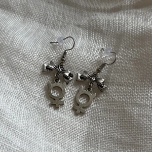 Feministörhängen - Helt nya örhängen, så söta! Priset är inklusive frakt! 🤍