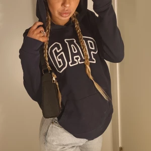 Marinblå GAP Hoodie - Marinblå hoodie från Gap. Köpt second hand men väldigt fräsch, jag själv har bara använt enstaka gånger ❤️