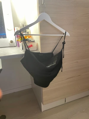 Satintopp  - Svart topp av satin, passar inte mig. 