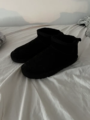 Uggs - Uggs fast annat märke inte använda någon gång och dom är helt goa som helt extremt mjuk päls innuti Ny pris 700  Mitt pris 500