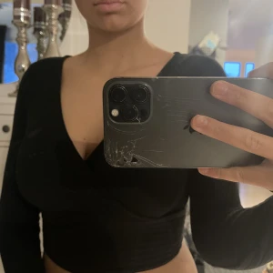 As fin svart topp!! - En jätte fin svart topp , den lägger sig jätte fint på överkroppen och är så fin. Säljer denna för endast 100kr!!! Den e från Shein men finns inte kvar mer.