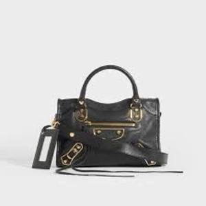 Balenciaga city bag - Säljer nu min älskade balenciaga väska i city modellen! Älskar denna väska men haft den ett tag och tröttnat lite på den! Den är lite sliten vid handtaget och en spricka i  spegeln (därav priset)❤️ den är äkta!!! Dustbag+tag! Skriv för fler bilder/ frågor
