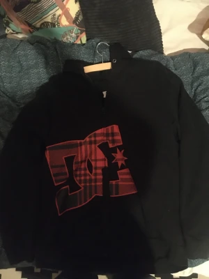 Dc zipup - En overzised dc zipup. Saknas snöre i luvan men annars bra skick. Storlek Xl, pris går att diskuteras.