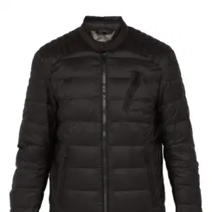 Fet dunjacka från Belstaff. Ranworth quilted jacket. Design/dragkedjor som sticker ut från andra dunjackor. Nypris 3 285 kr. Strl 46, passar M o även S. Funkar även på L om man har den öppet eller i tröja/tshirt