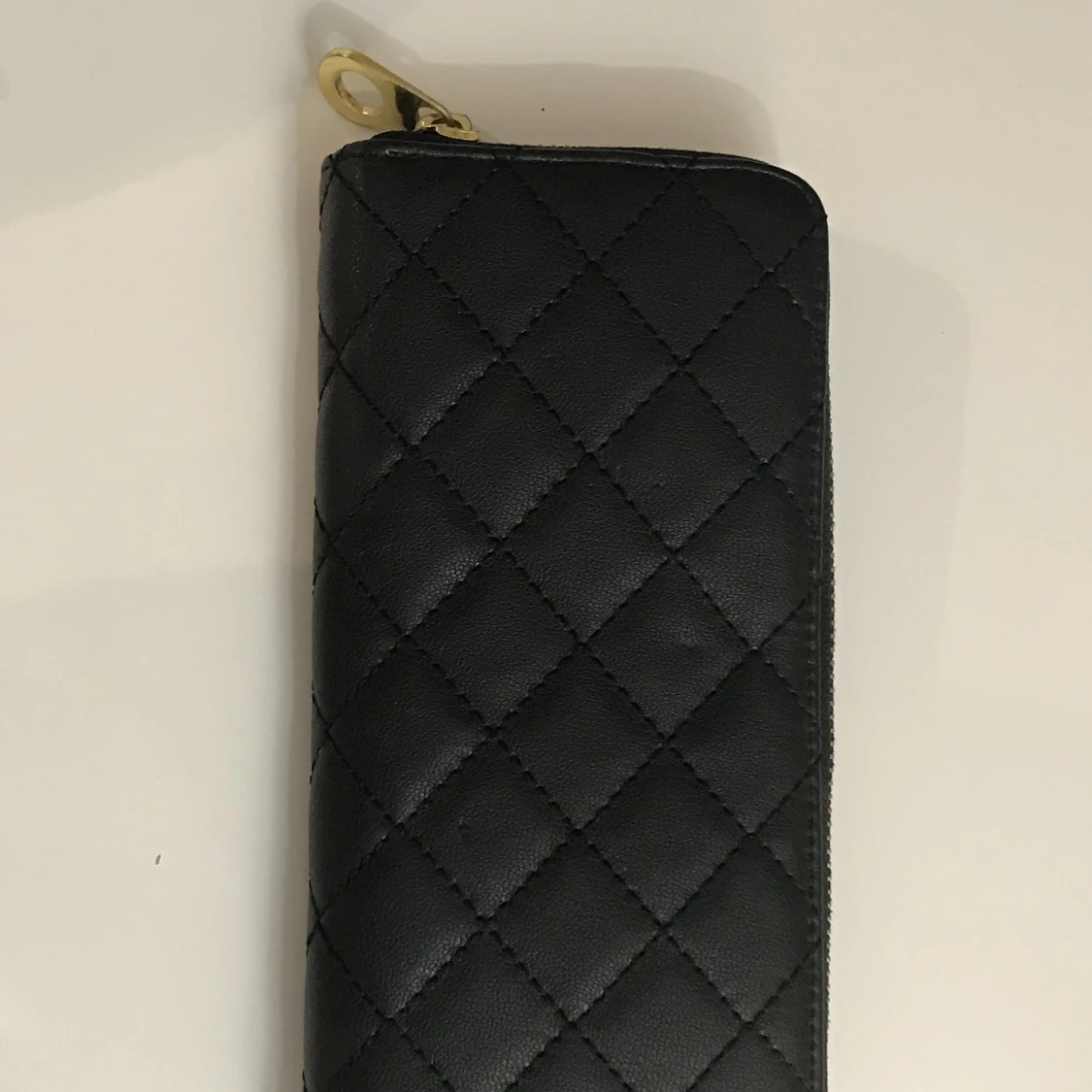 Svart plånbok med gulddetaljer