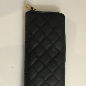 Svart plånbok med gulddetaljer - Säljer min förra plånbok med gulddetaljer 🧚🏼‍♀️I bra skick och rymmer mycket💕