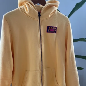 Hoodie från Scotch  & Soda - Fin gul hoodie med dragkedja framtill. Fickor på sidorna. 4 år gammal men varsamt använd. Passar S/M. Säljer pga använder aldrig längre. 