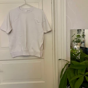 Kortärmad sweatshirt🤍 - Vit kortärmad sweatshirt med slitsar på sidan. Från H&M, storlek XS. Oversized. Använd ett fåtal gånger. Kan mötas i Göteborg eller skicka, köparen står för frakt.